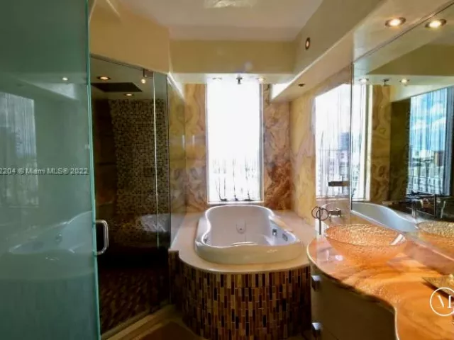 2-bedroom condo for rent in Sunny Isles Beach - 16699 Collins Ave 2508 - MondialRealty