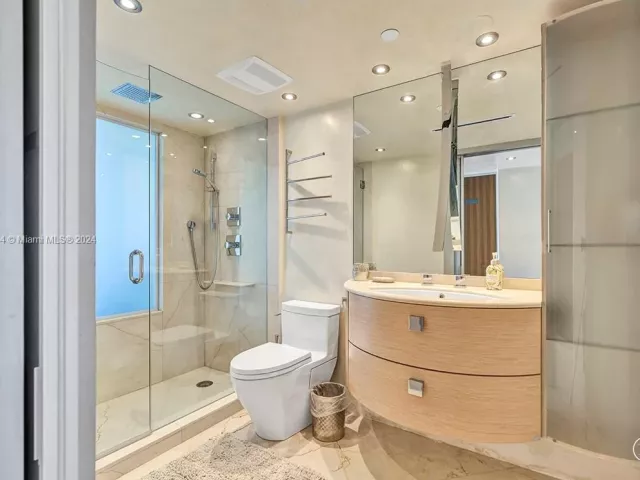 2-bedroom condo for rent in Sunny Isles Beach - 16699 Collins Ave 2508 - MondialRealty