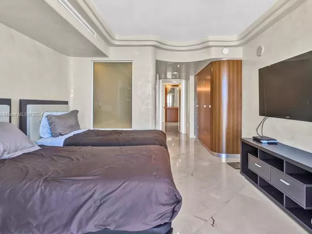 2-bedroom condo for rent in Sunny Isles Beach - 16699 Collins Ave 2508 - MondialRealty