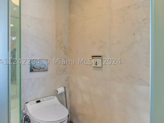 2-bedroom condo for rent in Sunny Isles Beach - 16699 Collins Ave 2508 - MondialRealty