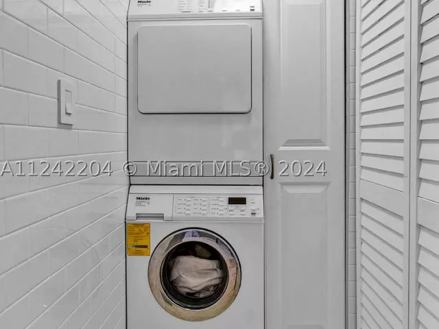 2-bedroom condo for rent in Sunny Isles Beach - 16699 Collins Ave 2508 - MondialRealty