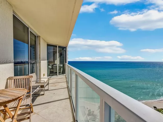 2-bedroom condo for rent in Sunny Isles Beach - 16699 Collins Ave 2508 - MondialRealty