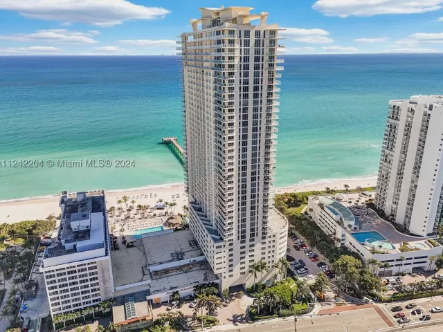 2-bedroom condo for rent in Sunny Isles Beach - 16699 Collins Ave 2508 - MondialRealty