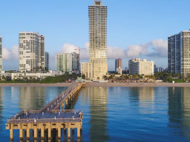 2-bedroom condo for rent in Sunny Isles Beach - 16699 Collins Ave 2508 - MondialRealty