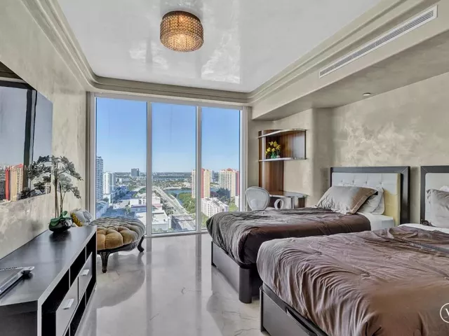 2-bedroom condo for rent in Sunny Isles Beach - 16699 Collins Ave 2508 - MondialRealty