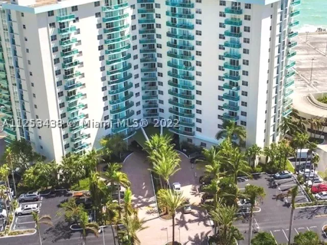 1-bedroom condo for sale in Hollywood - 3801 S Ocean Dr 3C - MondialRealty