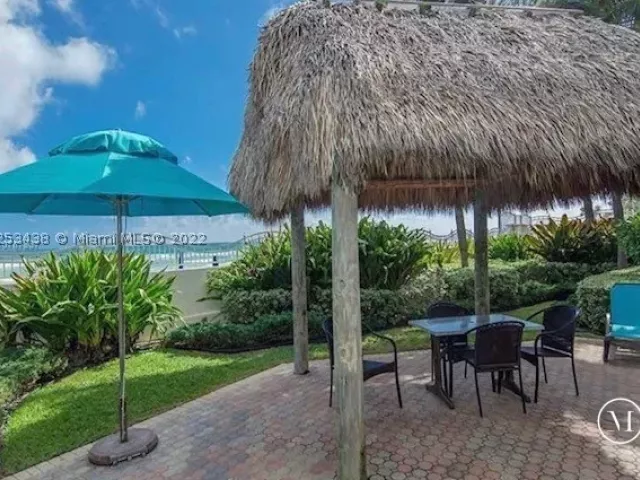 1-bedroom condo for sale in Hollywood - 3801 S Ocean Dr 3C - MondialRealty
