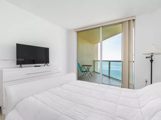 3-bedroom condo for sale in Sunny Isles Beach - 16699 Collins Ave 2601 - MondialRealty