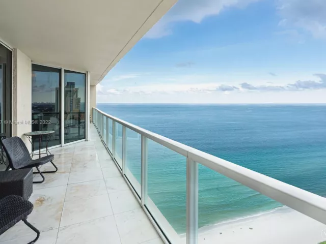 2-bedroom condo for rent in Sunny Isles Beach - 16699 Collins Ave 4108 - MondialRealty
