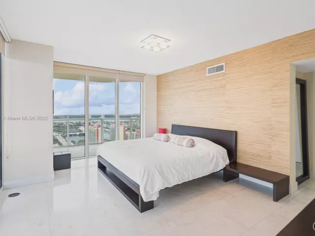 2-bedroom condo for rent in Sunny Isles Beach - 16699 Collins Ave 4108 - MondialRealty