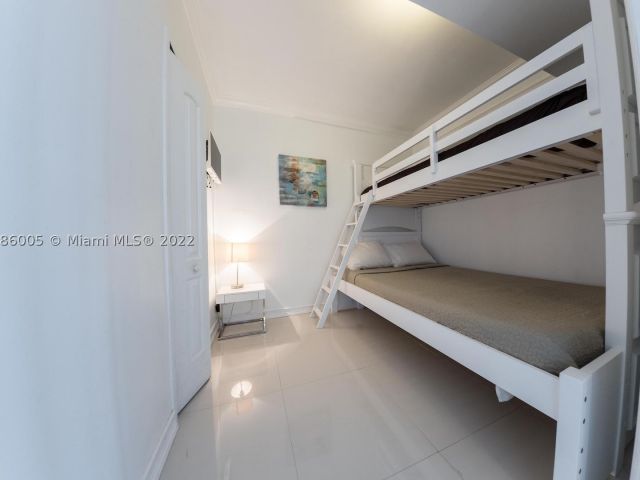 2-bedroom condo for rent in Miami Beach - 5601 Collins Ave 1206 - MondialRealty
