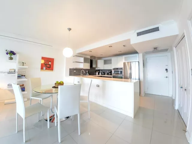 2-bedroom condo for rent in Miami Beach - 5601 Collins Ave 1206 - MondialRealty