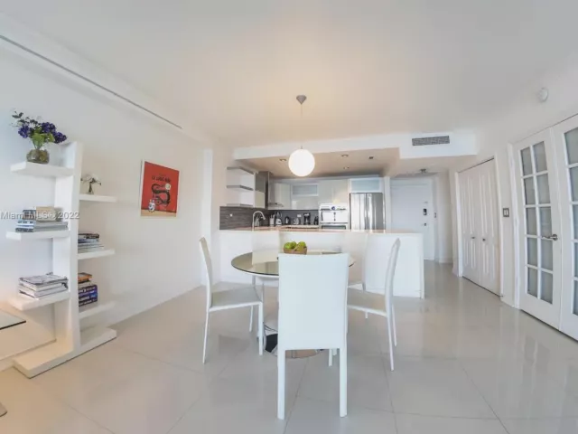 2-bedroom condo for rent in Miami Beach - 5601 Collins Ave 1206 - MondialRealty