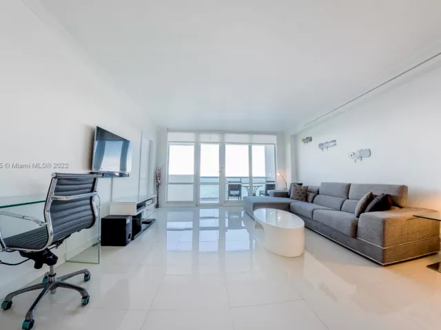 2-bedroom condo for rent in Miami Beach - 5601 Collins Ave 1206 - MondialRealty