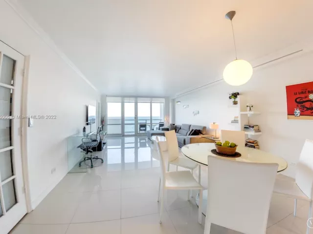 2-bedroom condo for rent in Miami Beach - 5601 Collins Ave 1206 - MondialRealty