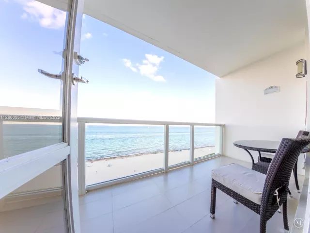 2-bedroom condo for rent in Miami Beach - 5601 Collins Ave 1206 - MondialRealty