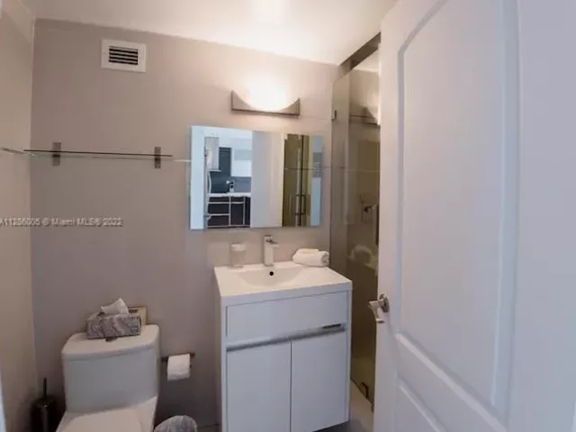 2-bedroom condo for rent in Miami Beach - 5601 Collins Ave 1206 - MondialRealty