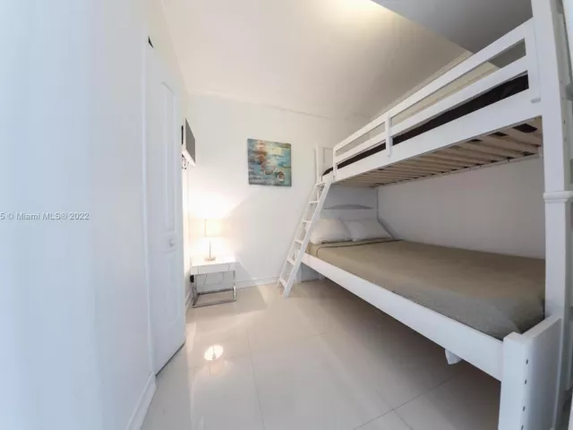 2-bedroom condo for rent in Miami Beach - 5601 Collins Ave 1206 - MondialRealty