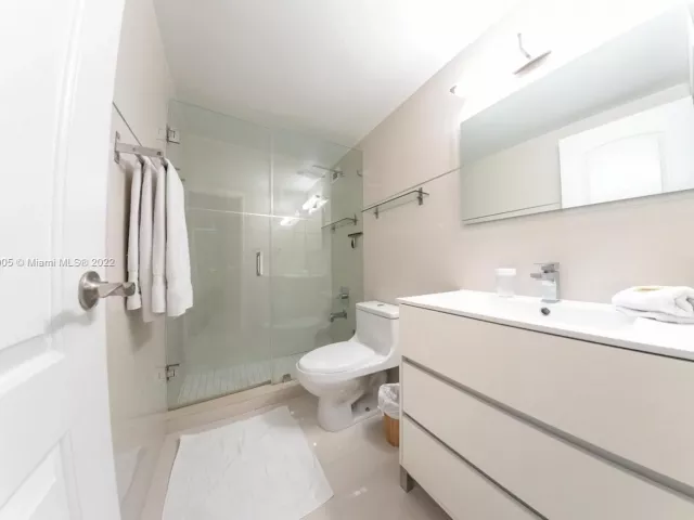 2-bedroom condo for rent in Miami Beach - 5601 Collins Ave 1206 - MondialRealty