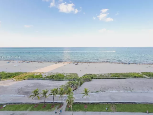 2-bedroom condo for rent in Miami Beach - 5601 Collins Ave 1206 - MondialRealty
