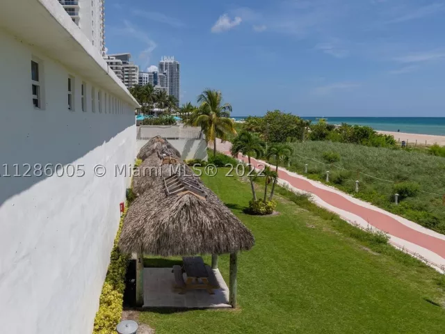 2-bedroom condo for rent in Miami Beach - 5601 Collins Ave 1206 - MondialRealty