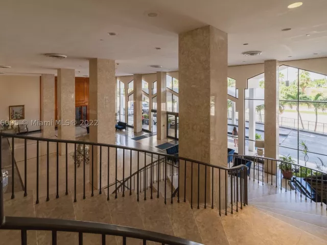 2-bedroom condo for rent in Miami Beach - 5601 Collins Ave 1206 - MondialRealty