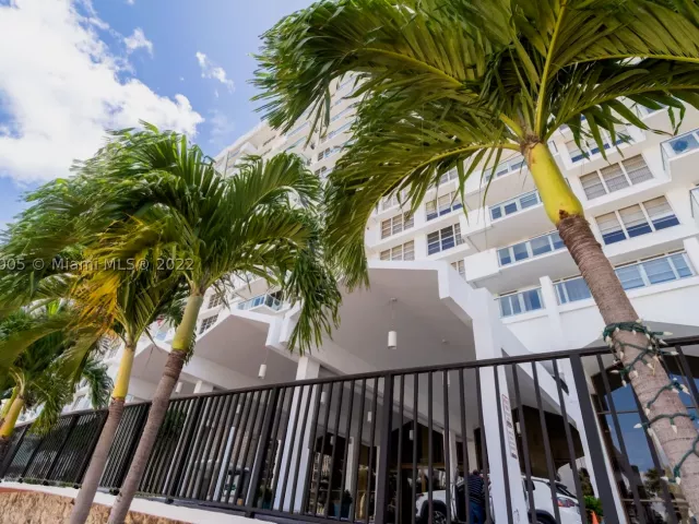 2-bedroom condo for rent in Miami Beach - 5601 Collins Ave 1206 - MondialRealty