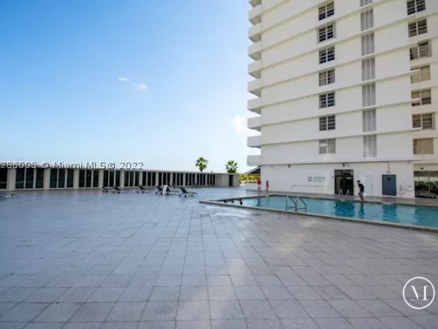 2-bedroom condo for rent in Miami Beach - 5601 Collins Ave 1206 - MondialRealty