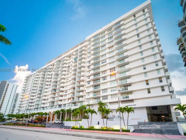 2-bedroom condo for rent in Miami Beach - 5601 Collins Ave 1206 - MondialRealty
