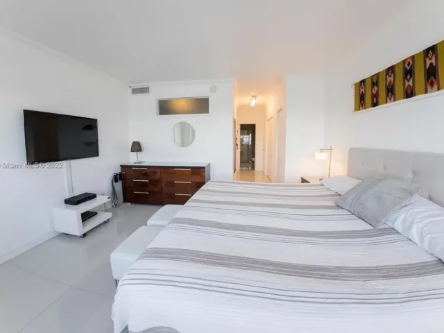 2-bedroom condo for rent in Miami Beach - 5601 Collins Ave 1206 - MondialRealty