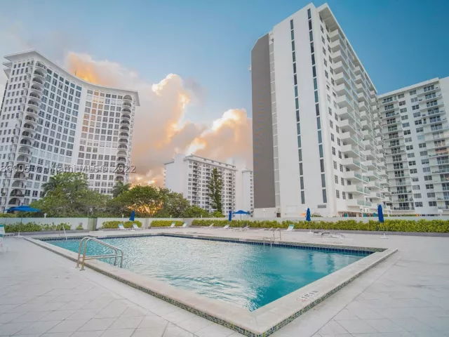 2-bedroom condo for rent in Miami Beach - 5601 Collins Ave 1206 - MondialRealty