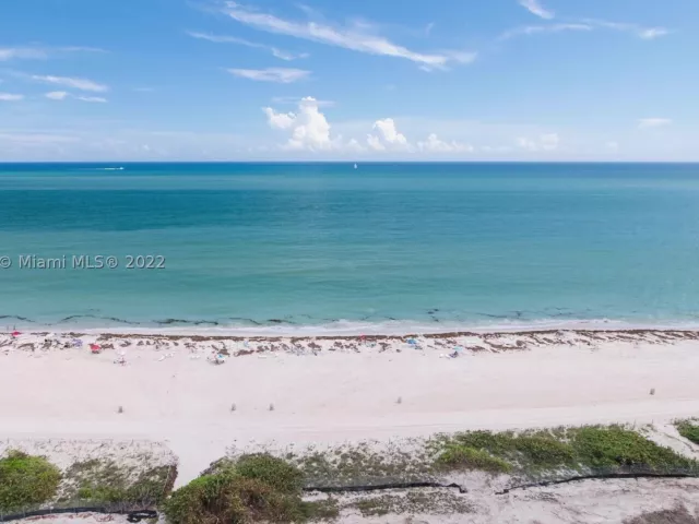 2-bedroom condo for rent in Miami Beach - 5601 Collins Ave 1206 - MondialRealty