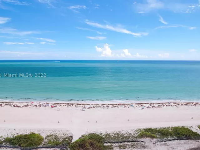 2-bedroom condo for rent in Miami Beach - 5601 Collins Ave 1206 - MondialRealty