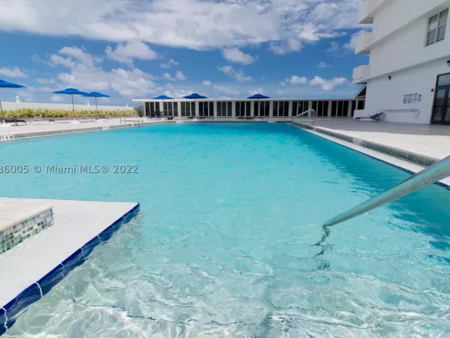 2-bedroom condo for rent in Miami Beach - 5601 Collins Ave 1206 - MondialRealty