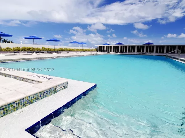 2-bedroom condo for rent in Miami Beach - 5601 Collins Ave 1206 - MondialRealty