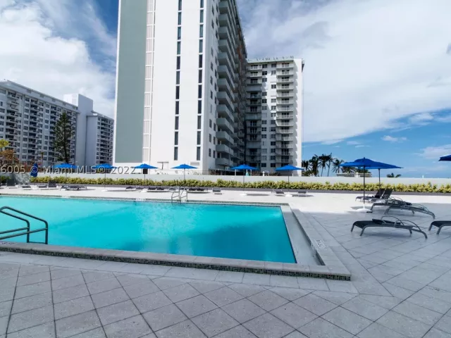 2-bedroom condo for rent in Miami Beach - 5601 Collins Ave 1206 - MondialRealty