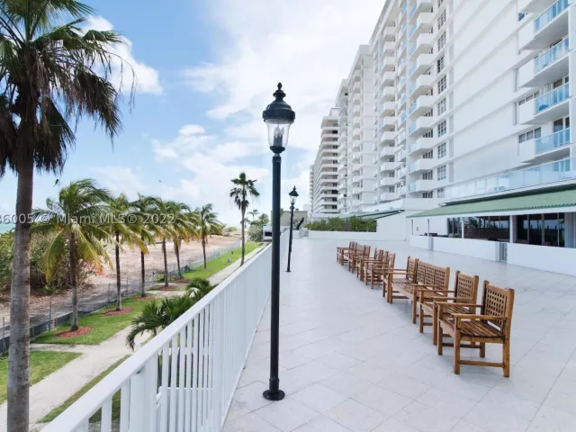 2-bedroom condo for rent in Miami Beach - 5601 Collins Ave 1206 - MondialRealty