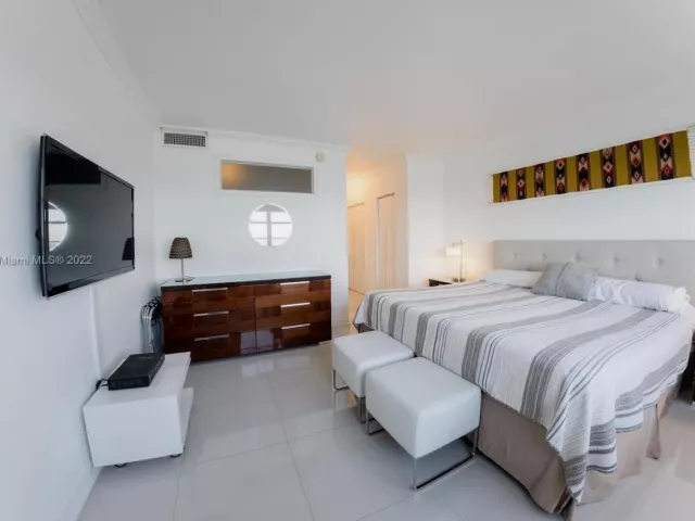 2-bedroom condo for rent in Miami Beach - 5601 Collins Ave 1206 - MondialRealty