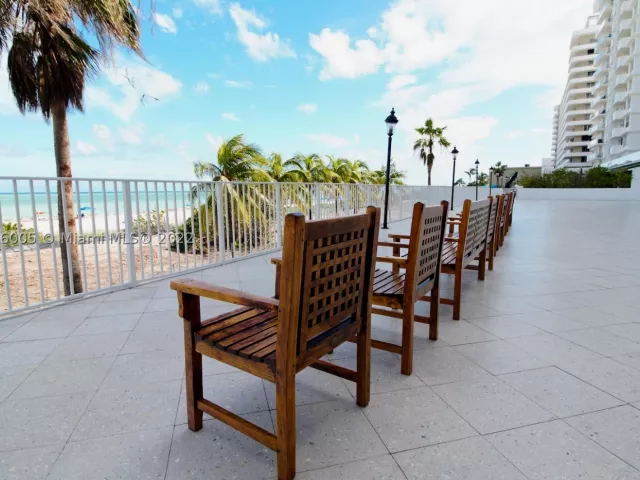 2-bedroom condo for rent in Miami Beach - 5601 Collins Ave 1206 - MondialRealty