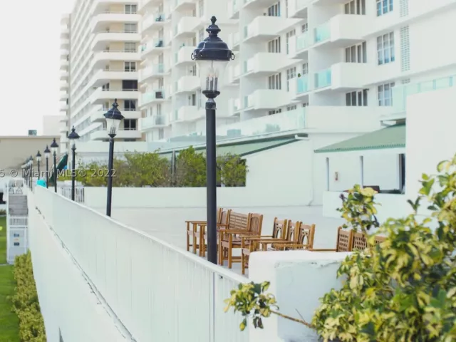2-bedroom condo for rent in Miami Beach - 5601 Collins Ave 1206 - MondialRealty