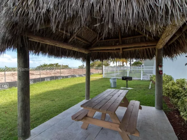 2-bedroom condo for rent in Miami Beach - 5601 Collins Ave 1206 - MondialRealty