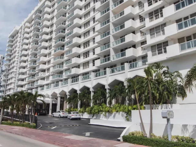 2-bedroom condo for rent in Miami Beach - 5601 Collins Ave 1206 - MondialRealty