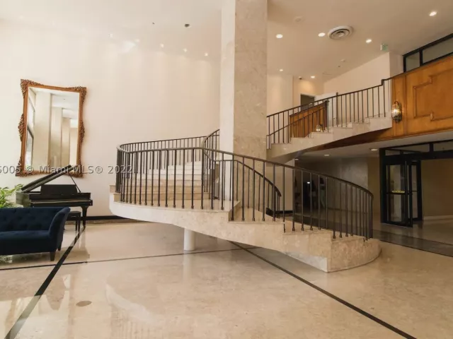 2-bedroom condo for rent in Miami Beach - 5601 Collins Ave 1206 - MondialRealty