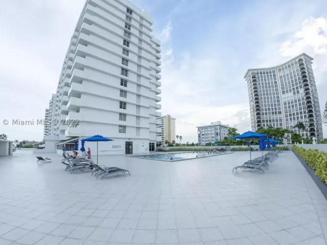 2-bedroom condo for rent in Miami Beach - 5601 Collins Ave 1206 - MondialRealty