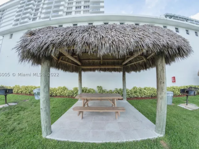 2-bedroom condo for rent in Miami Beach - 5601 Collins Ave 1206 - MondialRealty