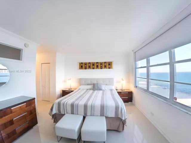 2-bedroom condo for rent in Miami Beach - 5601 Collins Ave 1206 - MondialRealty
