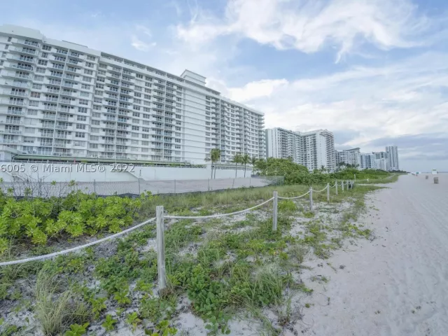 2-bedroom condo for rent in Miami Beach - 5601 Collins Ave 1206 - MondialRealty