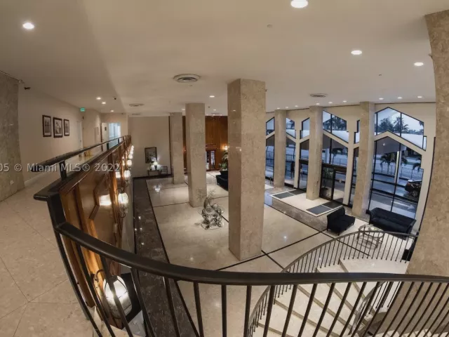 2-bedroom condo for rent in Miami Beach - 5601 Collins Ave 1206 - MondialRealty