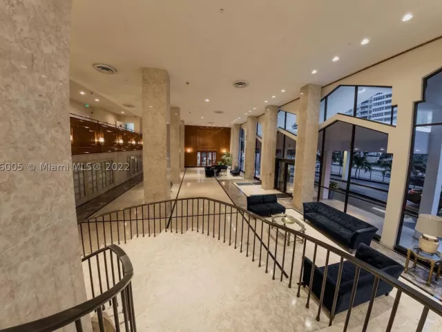 2-bedroom condo for rent in Miami Beach - 5601 Collins Ave 1206 - MondialRealty