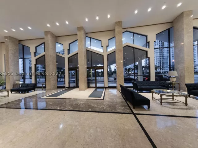 2-bedroom condo for rent in Miami Beach - 5601 Collins Ave 1206 - MondialRealty